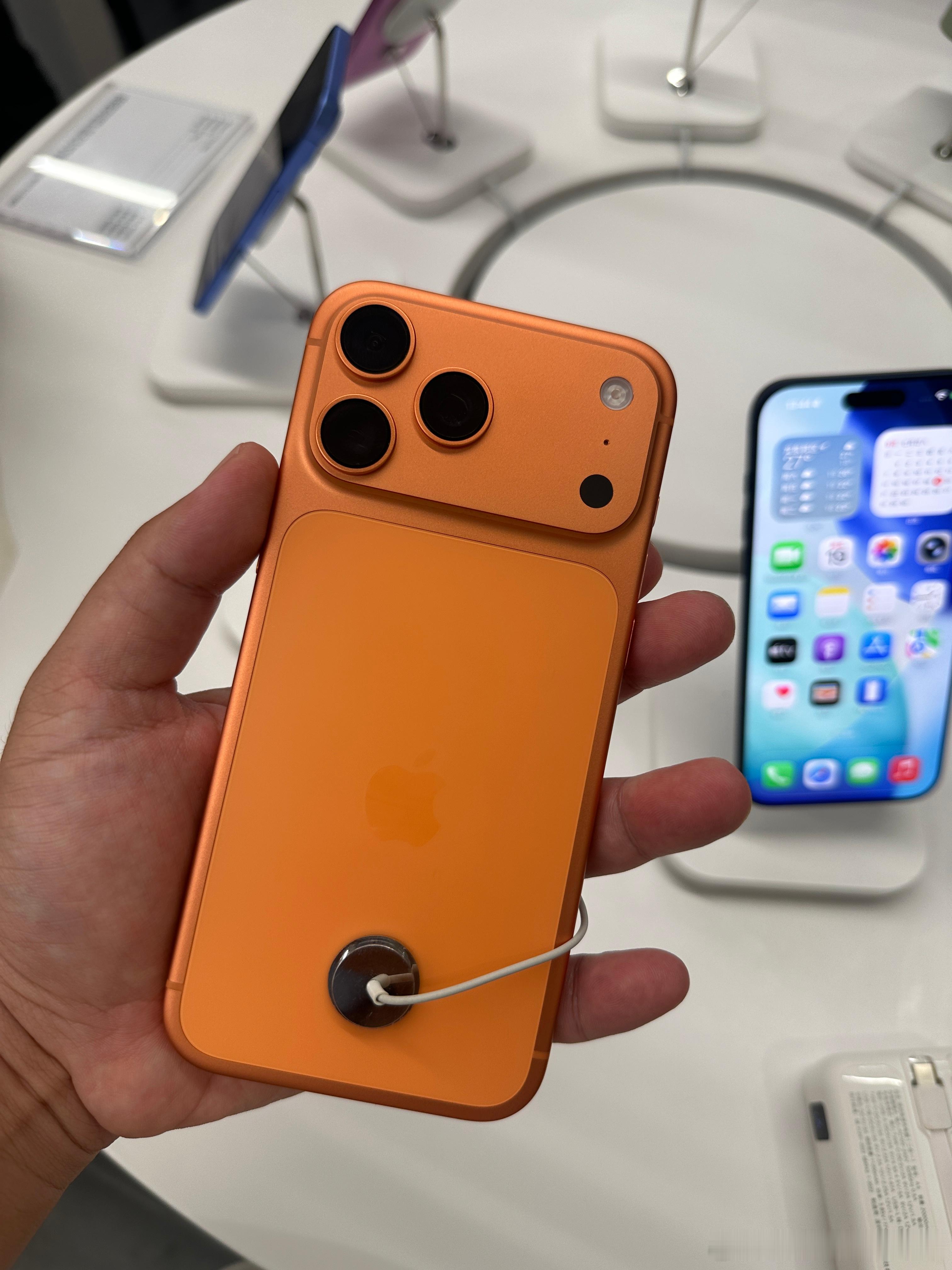 第一次感受到iPhone17ProMAX的真机，手感仍旧很棒，目测白色的版本颜