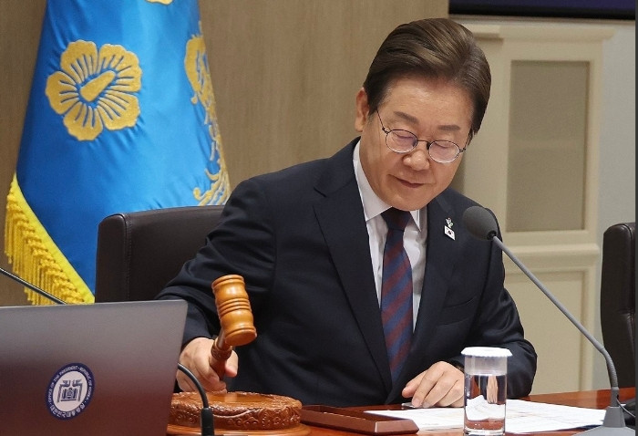 尹锡悦哭了当地时间6月10日，韩国新政府主持召开国务会议，在会议上审议通过了涉