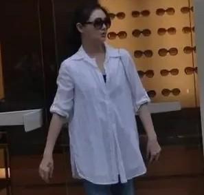 大S教育孩子时，汪小菲被赶到三米外。视频里，她的眼神像冰，他的手攥紧又松开。