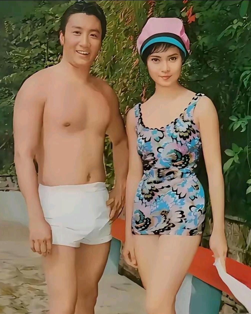 很多人都说谢霆锋没有他爸爸年轻帅气，更没他爸爸个子高大，长的也不太像他爸爸，但看