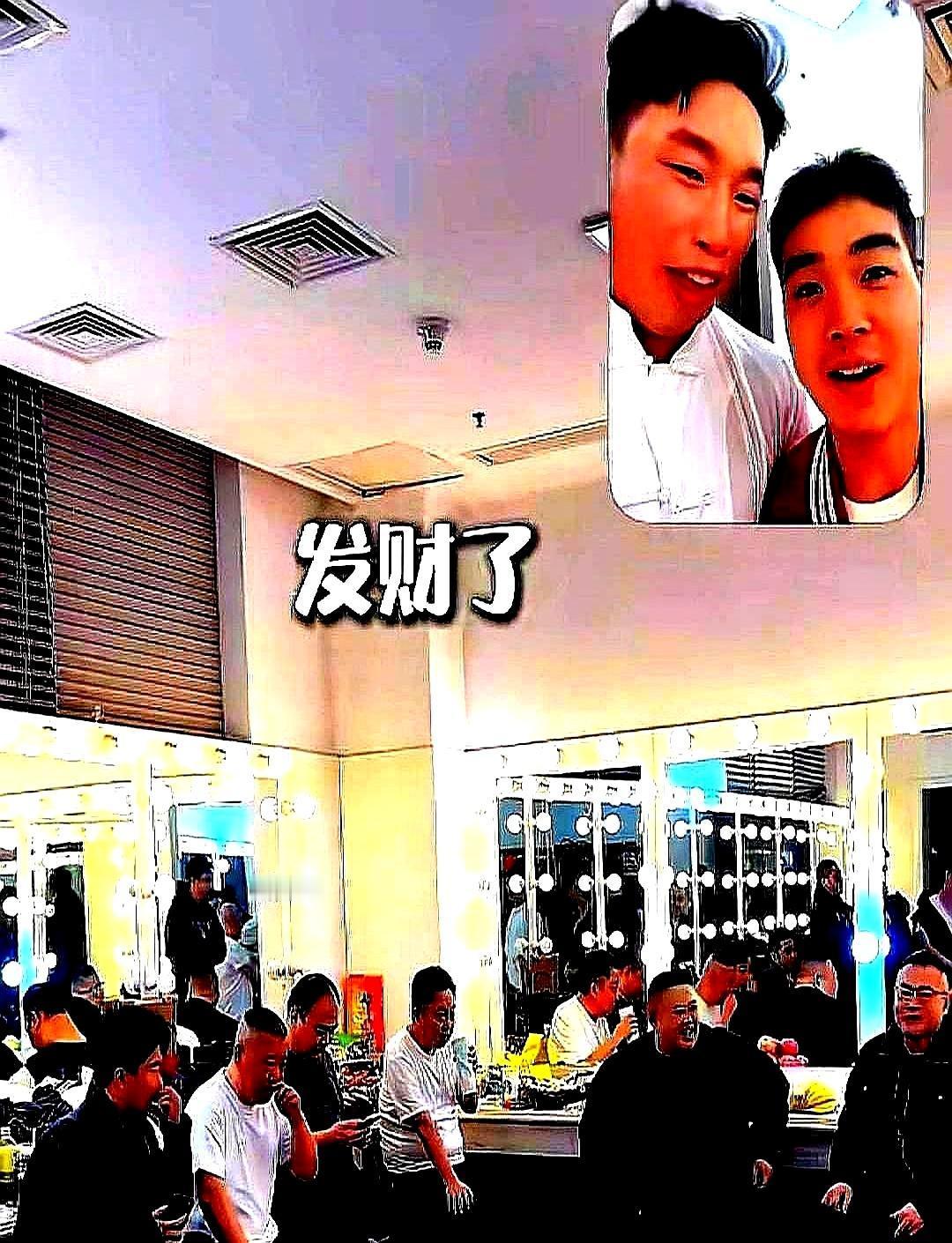 德云社拜年堪称暴利行业，堵着门磕头1500起步，孙越被追得满屋子跑。你以为