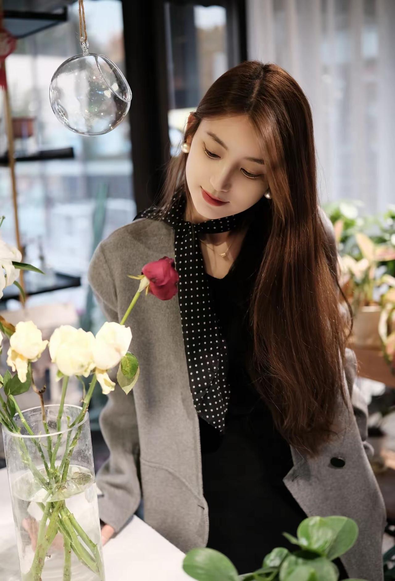 最迷人的样子，是人到中年后的真诚善良，是琐碎生活里的淡定从容，是烟熏火燎后的微微