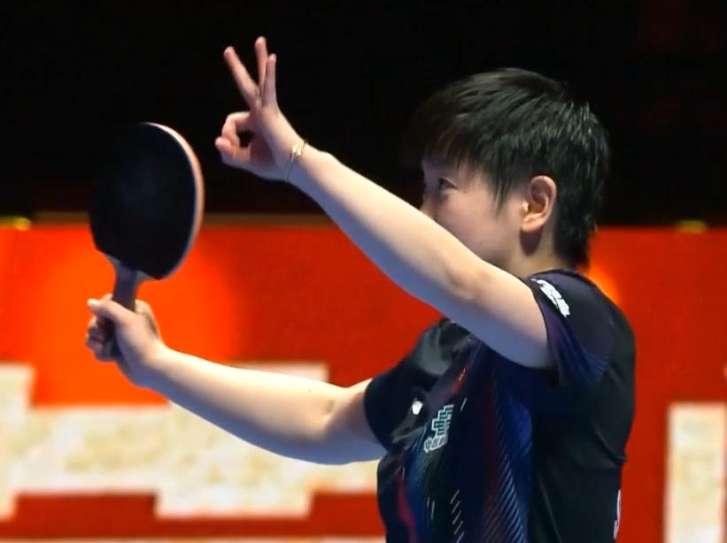 孙颖莎夺冠后做了一个手势，意义不言自明。4月5日，澳门世界杯女单决赛又在孙颖莎