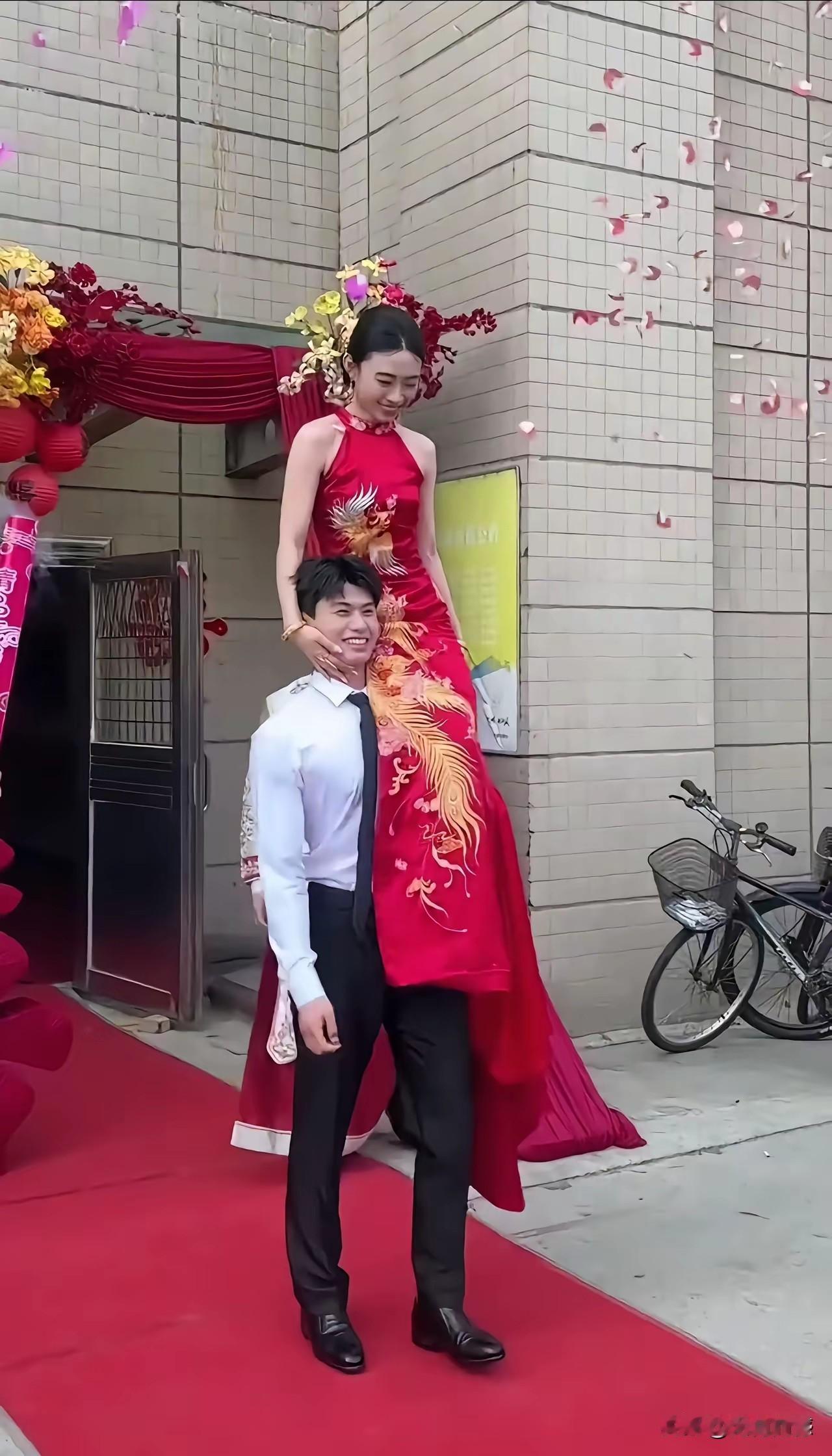 姐姐结婚，弟弟负责用肩膀往外扛，不知道这是哪里的风俗，尽管他弟弟的岁数不大，但是