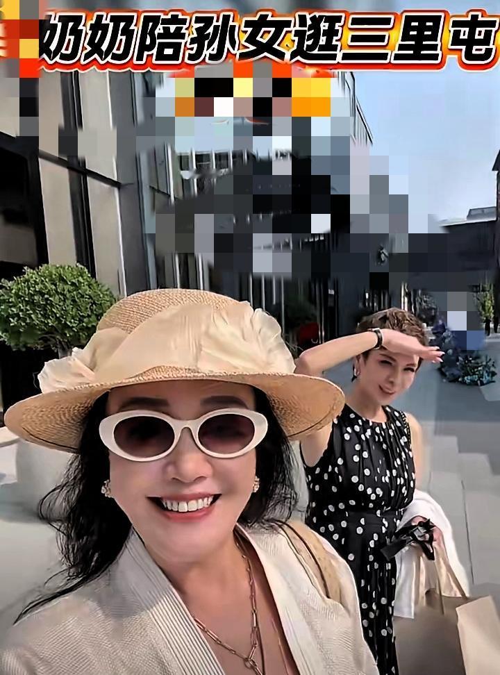 谁能想到昔日软糯的小女童，如今身形已经追平奶奶，一次普通的逛街行程，瞬间打破了大