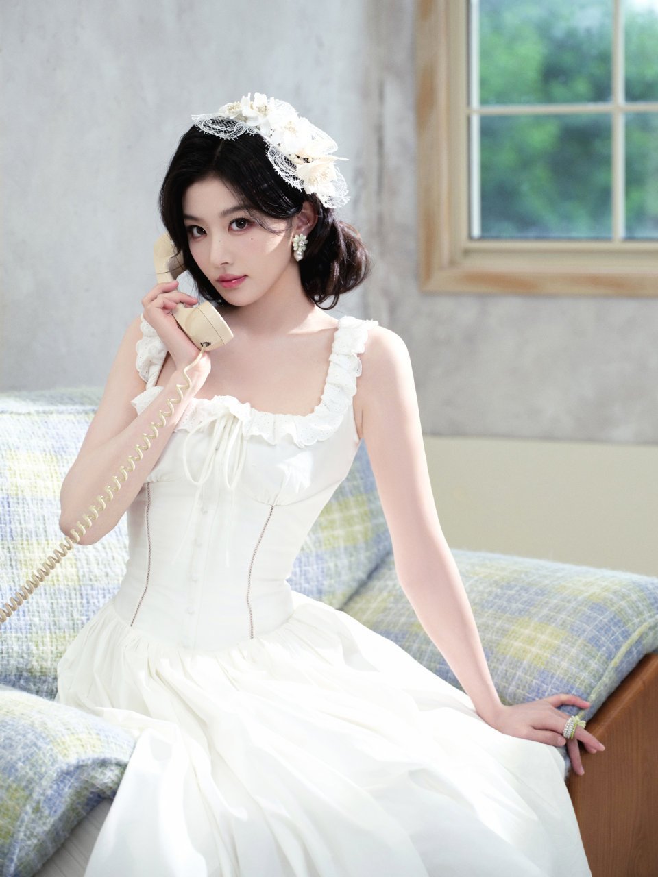 孔雪儿法式白裙油画大片孔雪儿蕾丝发饰造型绝美油画大片出炉，白裙飘逸蕾丝精巧，孔雪