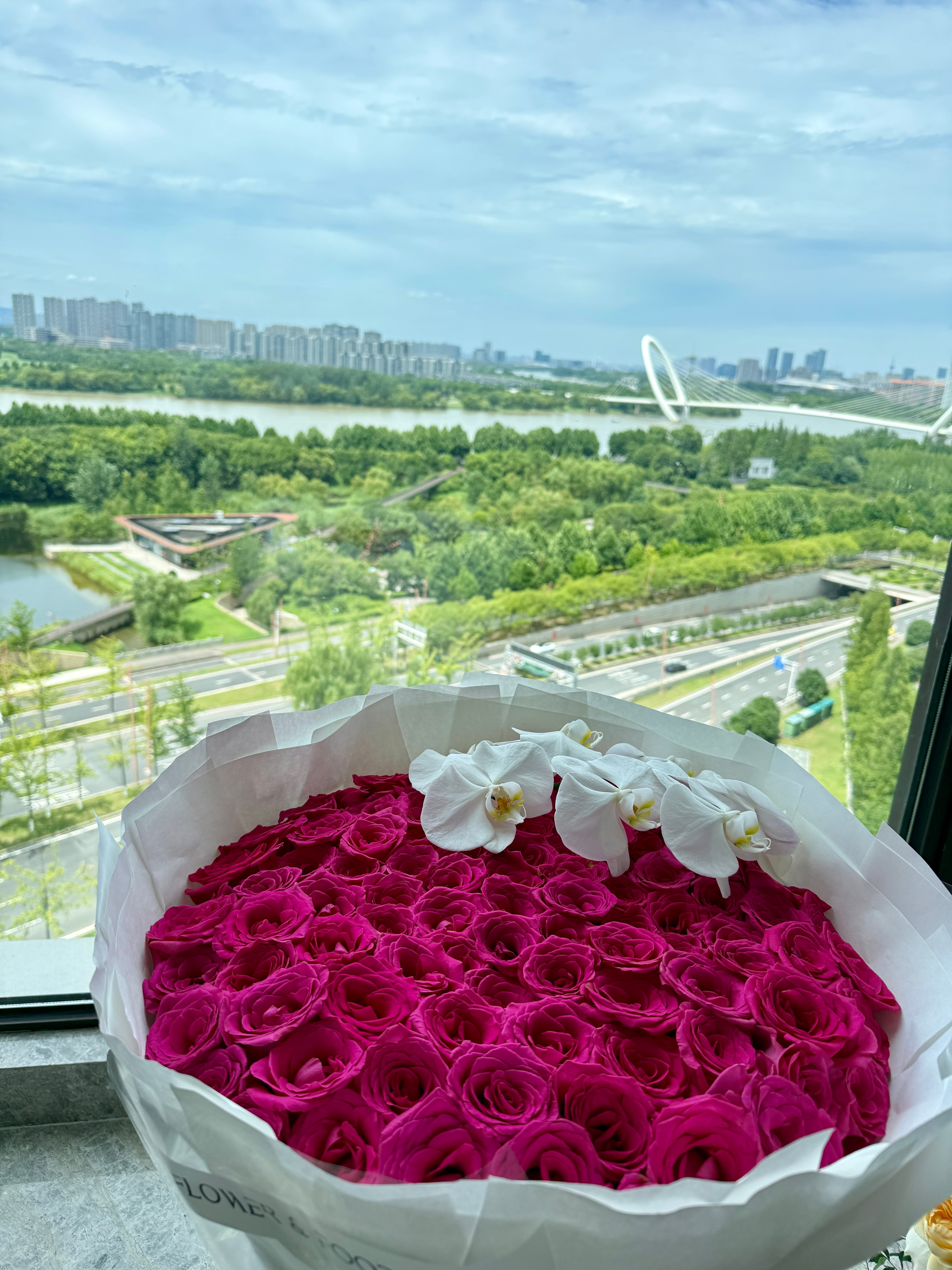 给媳妇的生日备了一束鲜花💐外加一个☝️帅气bi人的我怎么说这一波是不是