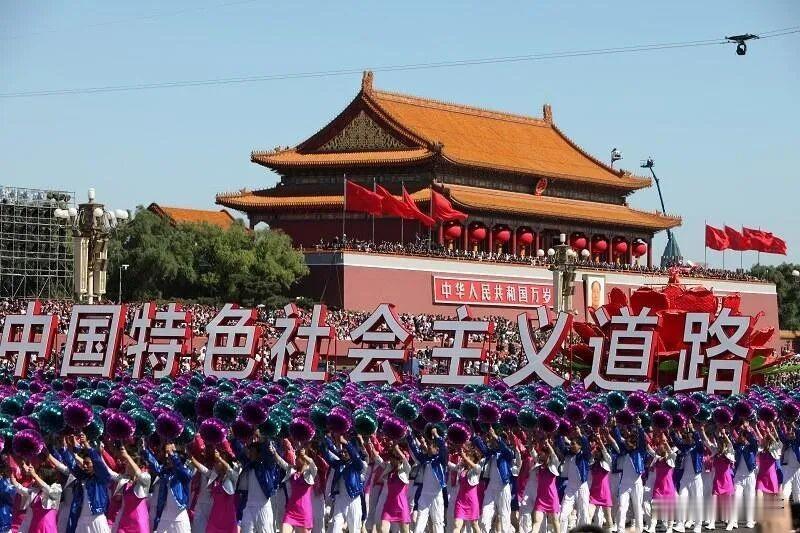 很多人听过“中国特色社会主义”，却一直不太明白它到底是什么。其实不用复杂的理论，