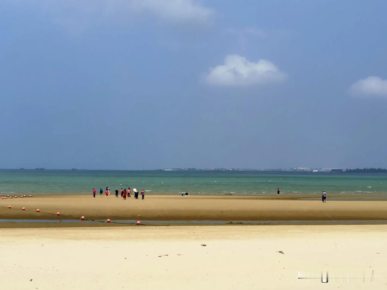 沿着海南环岛旅游公路西线自驾游，途中遇到几个不知名的海滩，游人极少，且它的魅力是