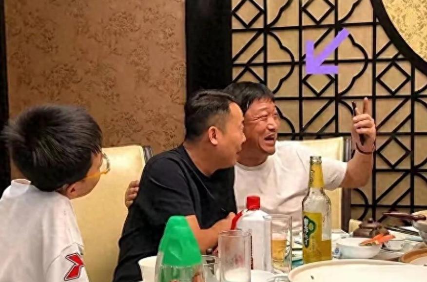 贾冰这次的饭局争议，算不算塌房至今没有定论，但有个变化肉眼可见。经历过这场全网热