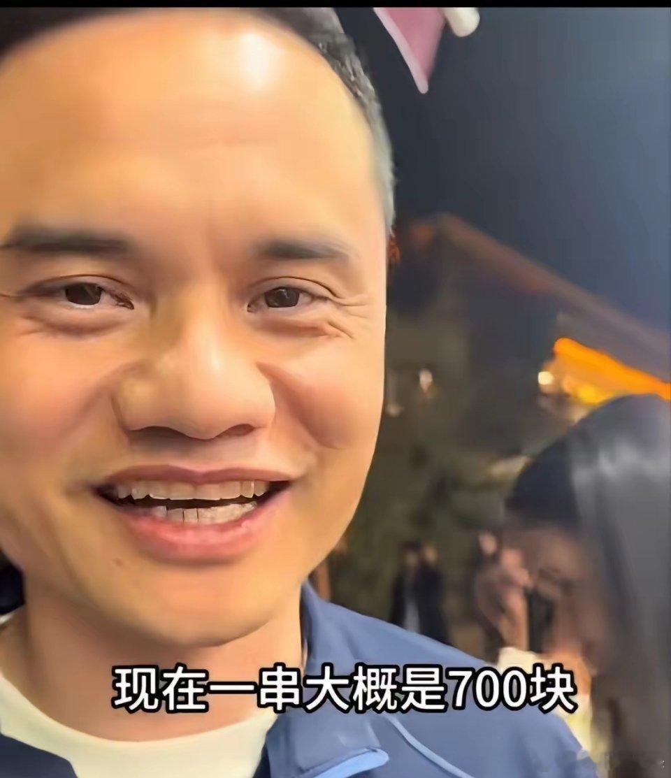 云南旅游被央视点名批评。男子带家人到云南香格里拉旅游，一家店门口标牌写9.9元姓