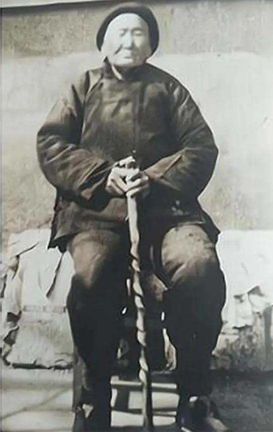 1941年，一位老妇人请“汉奸”侄子吃饭，突然压低声音道“孩子，给我弄300发子