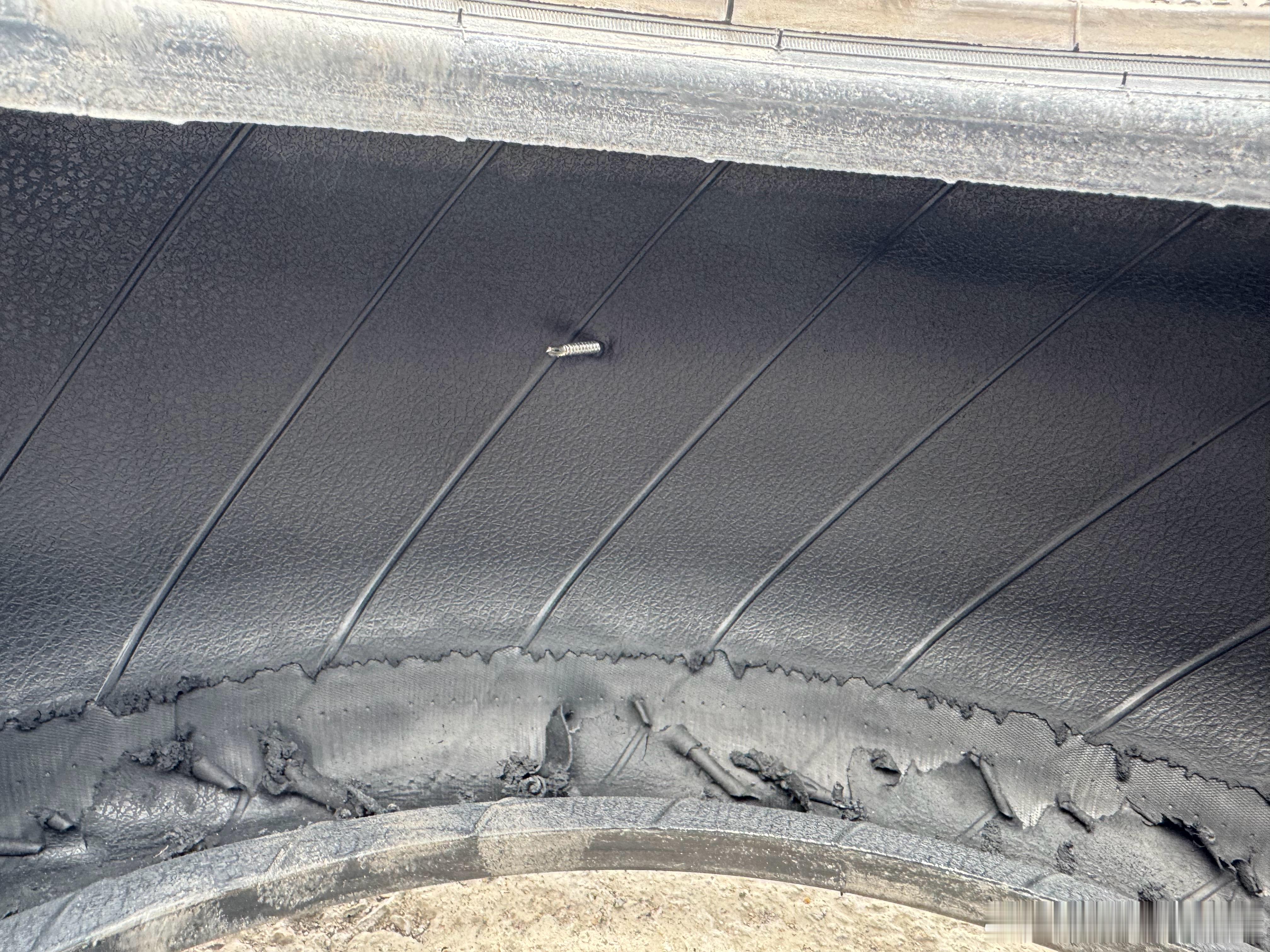 春节返程，一定要检查轮胎！检查轮胎！检查轮胎！今天早上车友群里发的，胎压报警了很