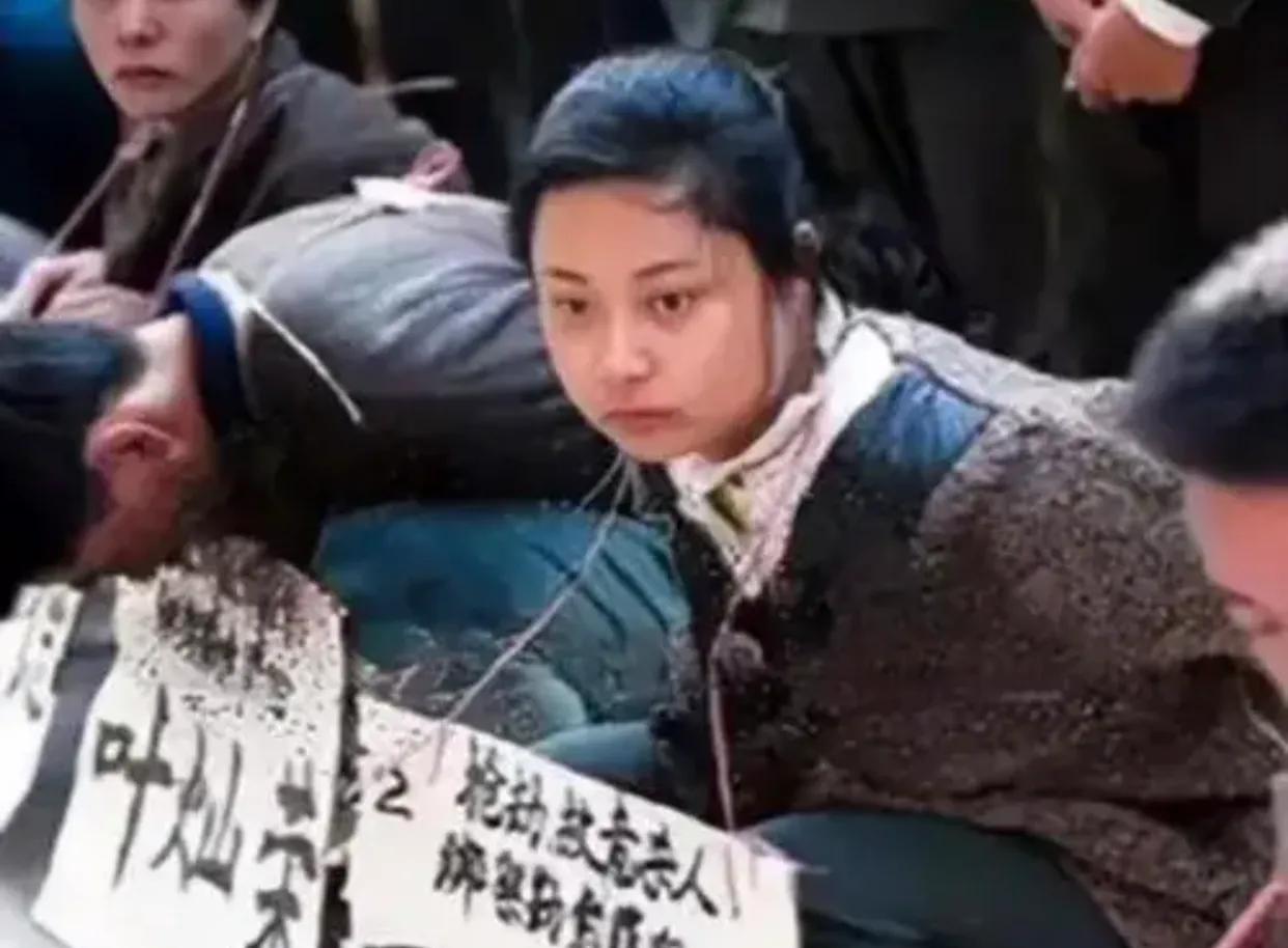 1995年，在东莞，这张照片中的邵苗苗蹲在地上，她即将被押赴刑场执行死刑，她穿着