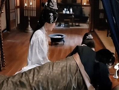 看了《凤凰台上》的预告，有个情节真是让人不吐不快。男主萧焕寒毒发作，命悬一线，女