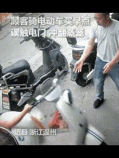 惊呆所有人：女子骑电动车买早餐，想着赶时间拿了就走，没有下车，老板把她需要的早餐