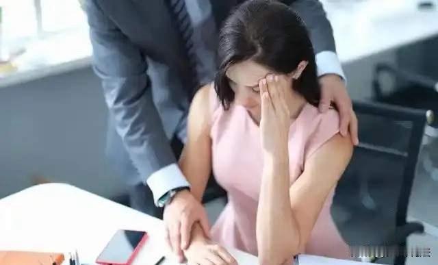 上海，一男子见女下属长相漂亮，趁女子丈夫出差，竟深夜敲其家门，要求与女子发生关系