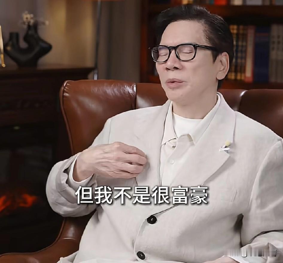 向华强曾表示：“我不是很富豪，顶多算是中产多一点。但我做生意、投资、买地都很少借