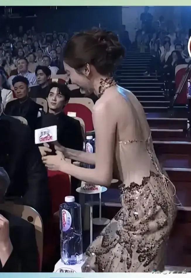 乖乖，幸好姜妍没嫁给朱雨辰，不然在晚会穿的这么清凉，肯定要被婆婆喷死。[捂脸哭]