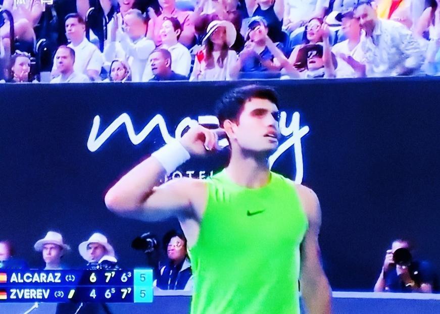 阿尔卡拉斯3-2战胜兹维列夫，率先挺进澳网决赛！北京时间1月30日，202