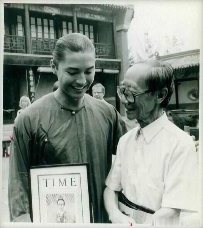 1986年，电影《末代皇帝》片场，尊龙与溥仪胞弟浦杰的合影。浦杰曾接受《宁波日报