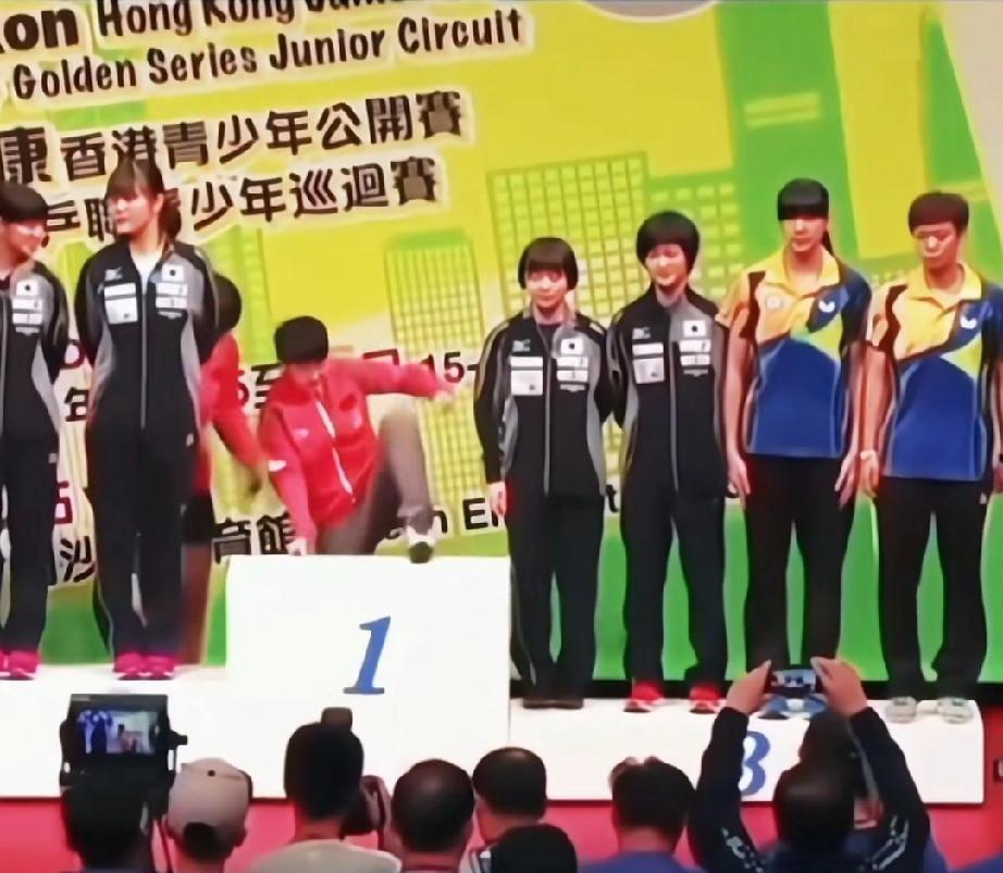 莎莎搞笑得一幕，现在看太温暖了。图一，青涩的莎莎冠军领奖台都到莎莎腰部了，看着