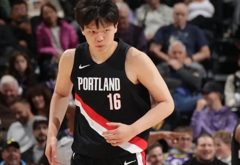 杨瀚森NBA遭遇尴尬3分钟！目送库里连中三分。在刚结束的NBA常规赛中，中国小
