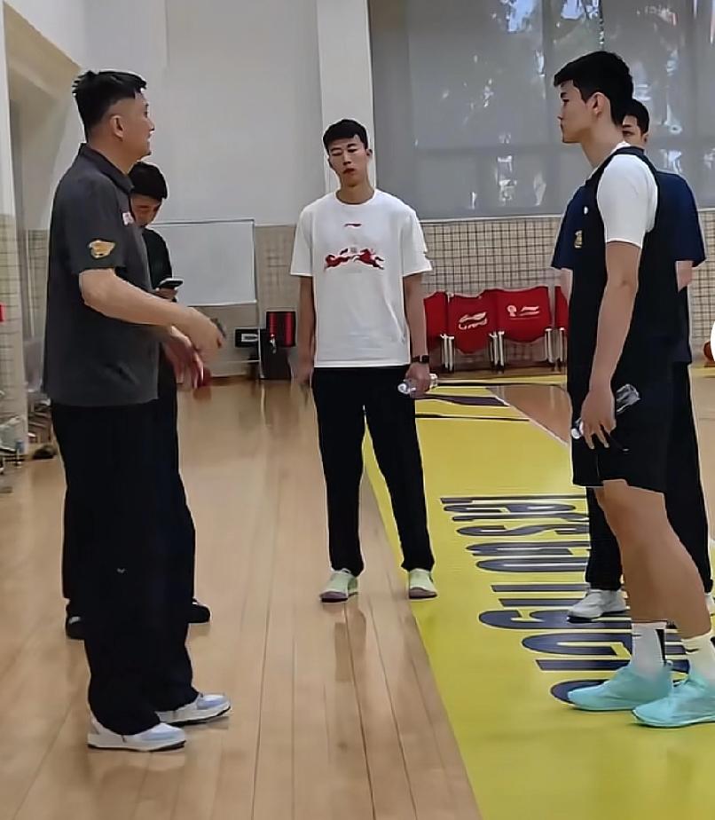 王洪泽难突破新秀墙，杜锋反复交代作用不大，两个人技术能力差别很大王洪泽在国青