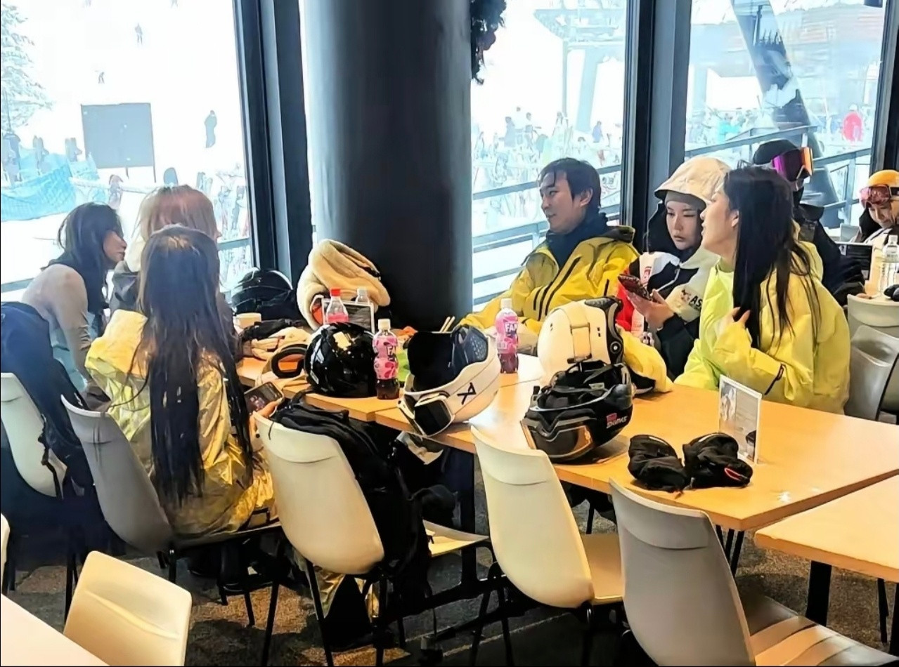 乍一看以为美团开会呢，经济不行了，王思聪身边的美女也是一茬不如一茬。