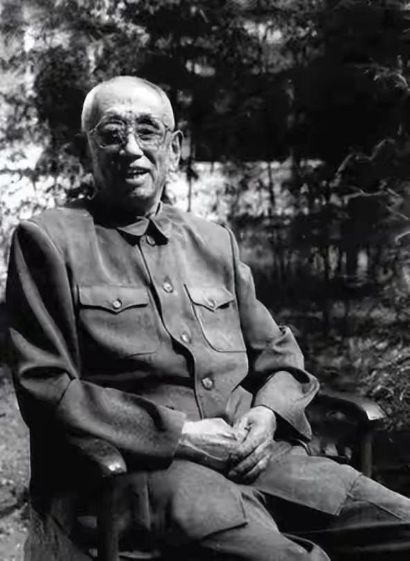 他曾任北京军区司令员，1955年授中将，56岁被免职，儿子也是中将这对父子将军