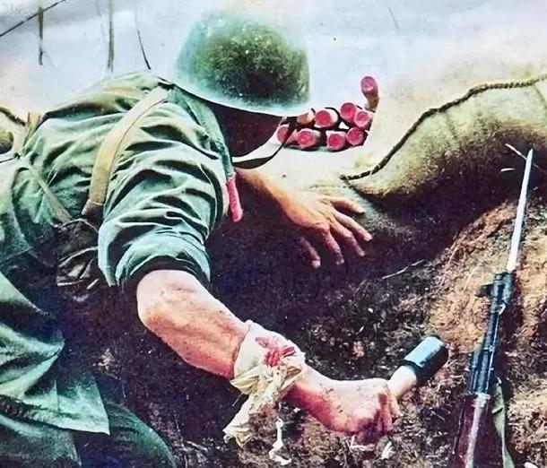 22岁战士误闯山洞,对面全是女兵。手榴弹刚抬手,黑影猛地扑来!要说1984年的