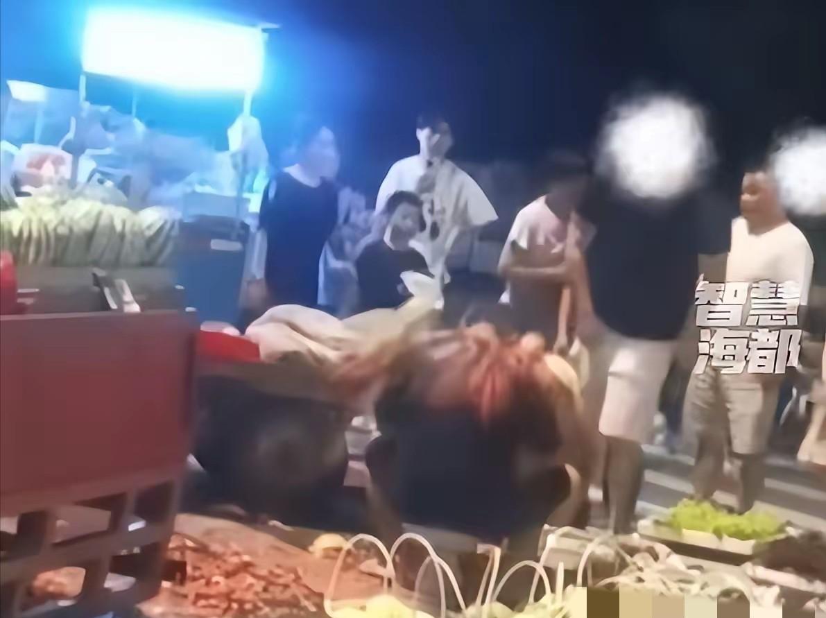 赔了！还记得7月用西瓜砸摊主脑袋的那对夫妻吗？经过多轮沟通协调，双方最终签下赔偿
