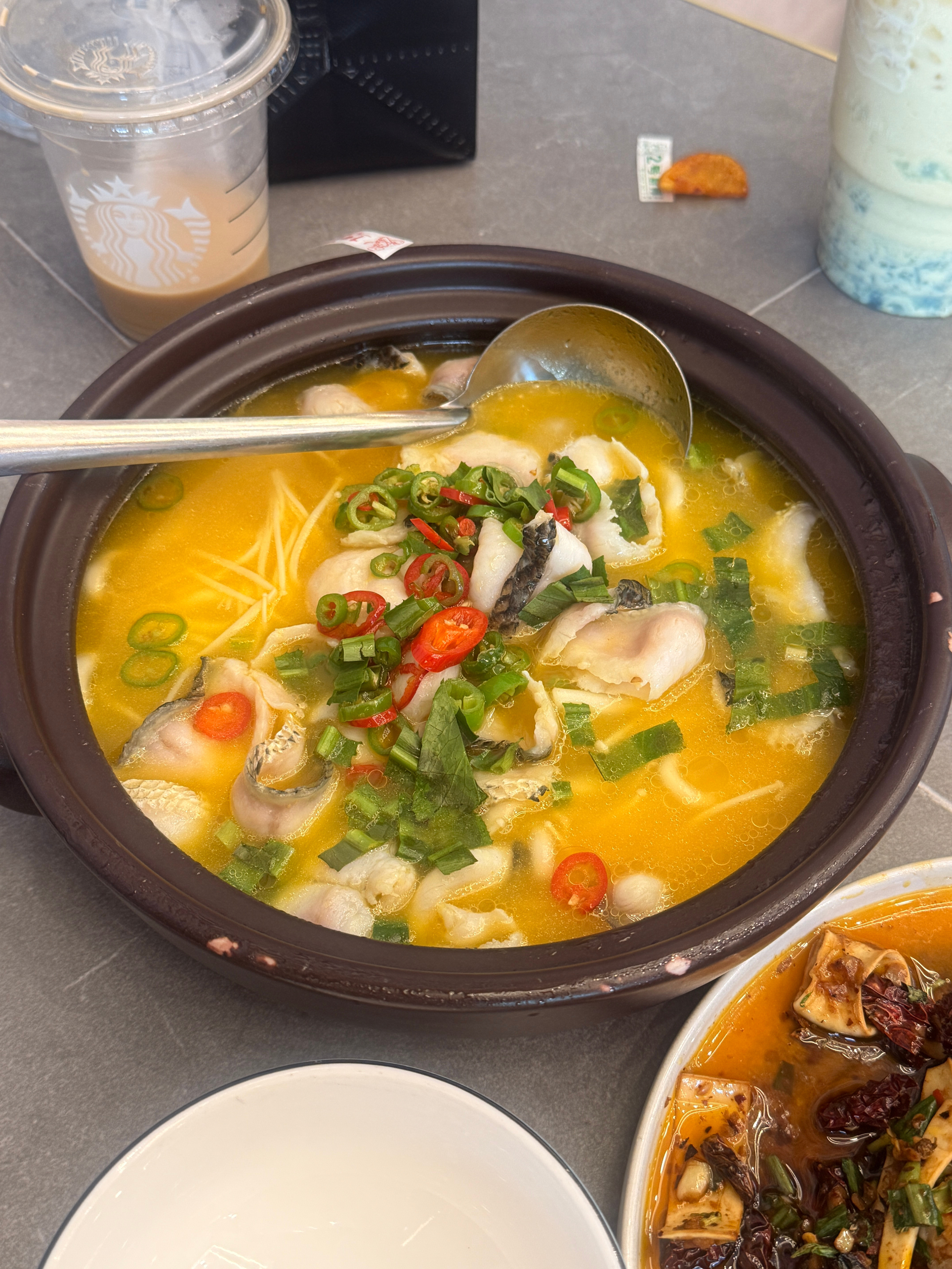 今天吃到了很好吃的云南菜！晚上又吃贵州火锅🍲真是一次云贵行一生云贵情～​