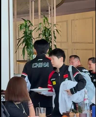 哇！莎莎和头哥一起吃早餐！网友说一晚过去两个又不熟了两人擦肩而过也没有没