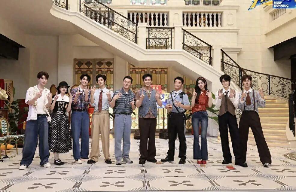 1899年的北京，清朝国子监祭酒王懿荣因患疟疾，让人去药铺取了一味叫