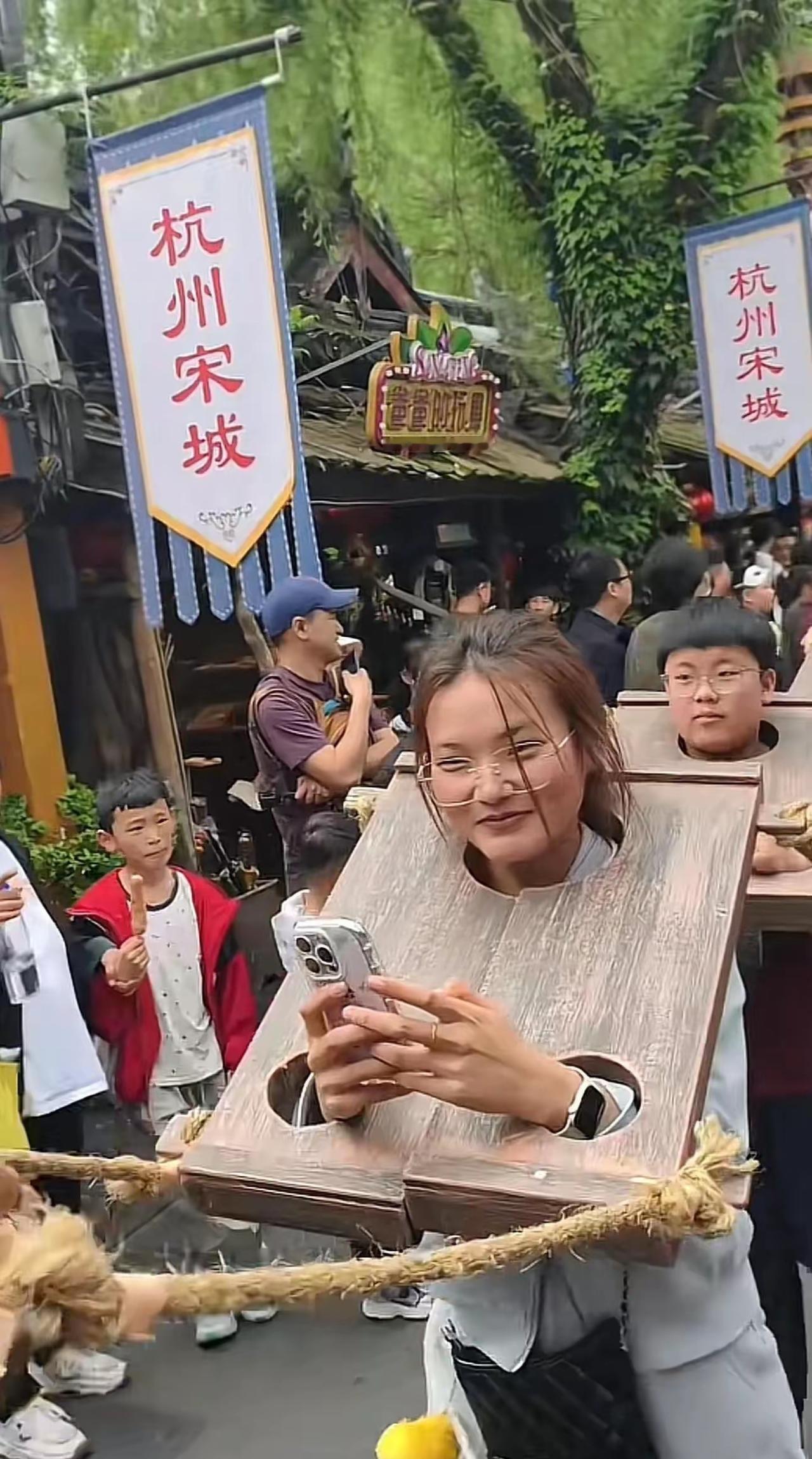 低俗博眼球！杭州宋城“囚徒”游街，把“羞辱”当趣味互动今年五一小长假，在杭州