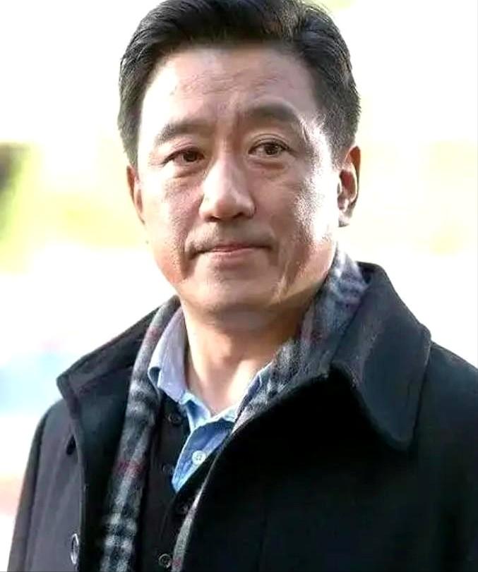 拍了70%的戏，男主角以为拿捏住了剧组，当场罢演要加钱。导演陈国军脸一沉：换人！