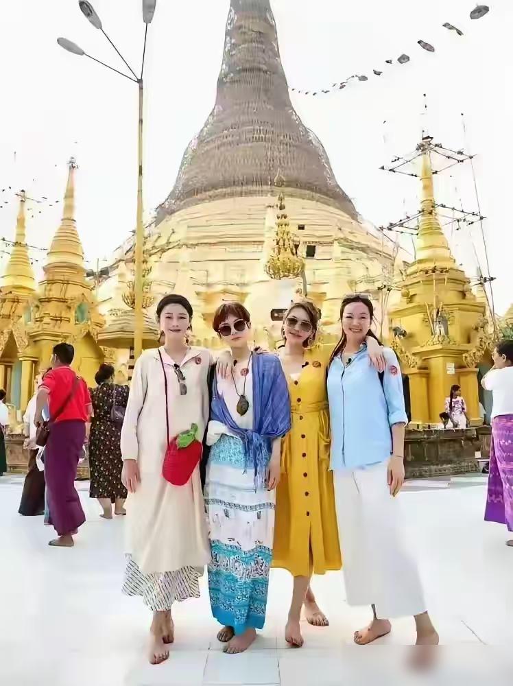 你敢信？这张斜挎红包站在缅甸街头的照片，是大S和20年闺蜜的最后同框！四人是