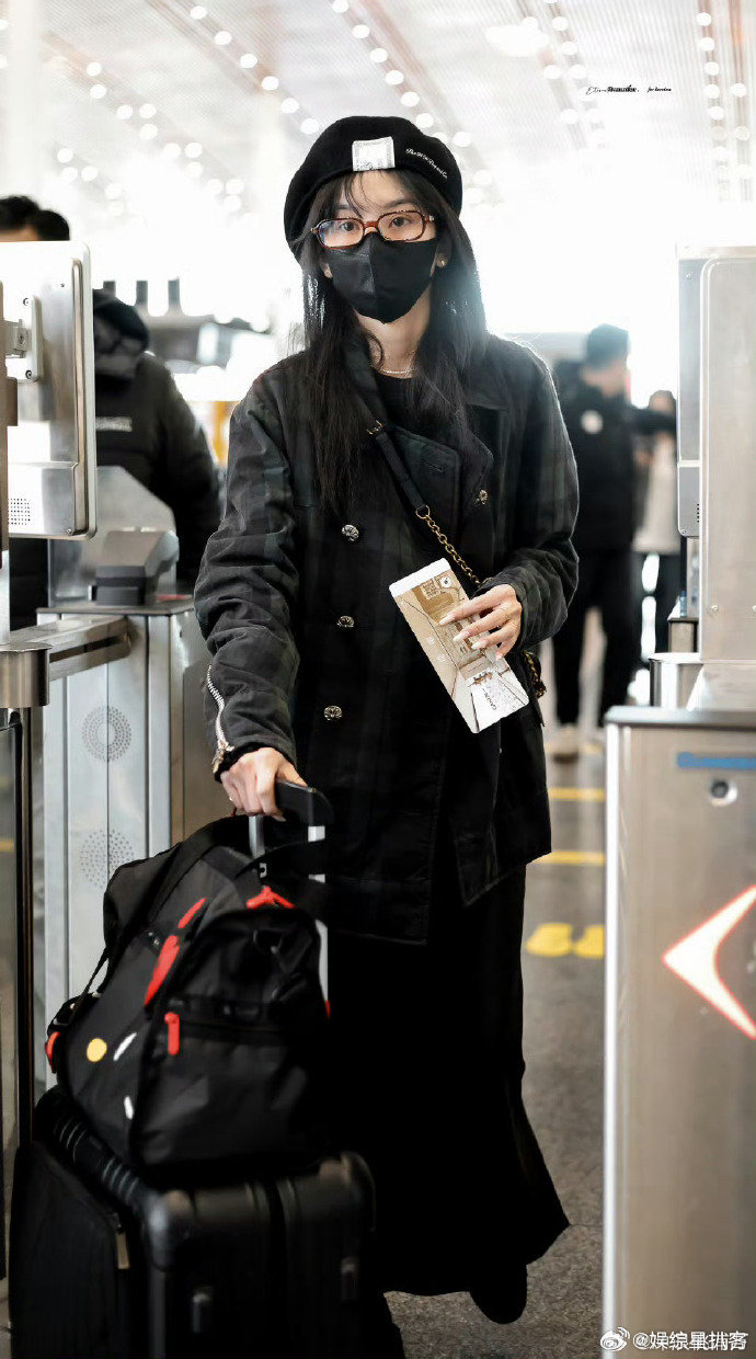 宋祖儿剪了刘海开年机场新造型太吸睛，软萌刘海配上精致穿搭，又甜又有范儿！宋祖儿