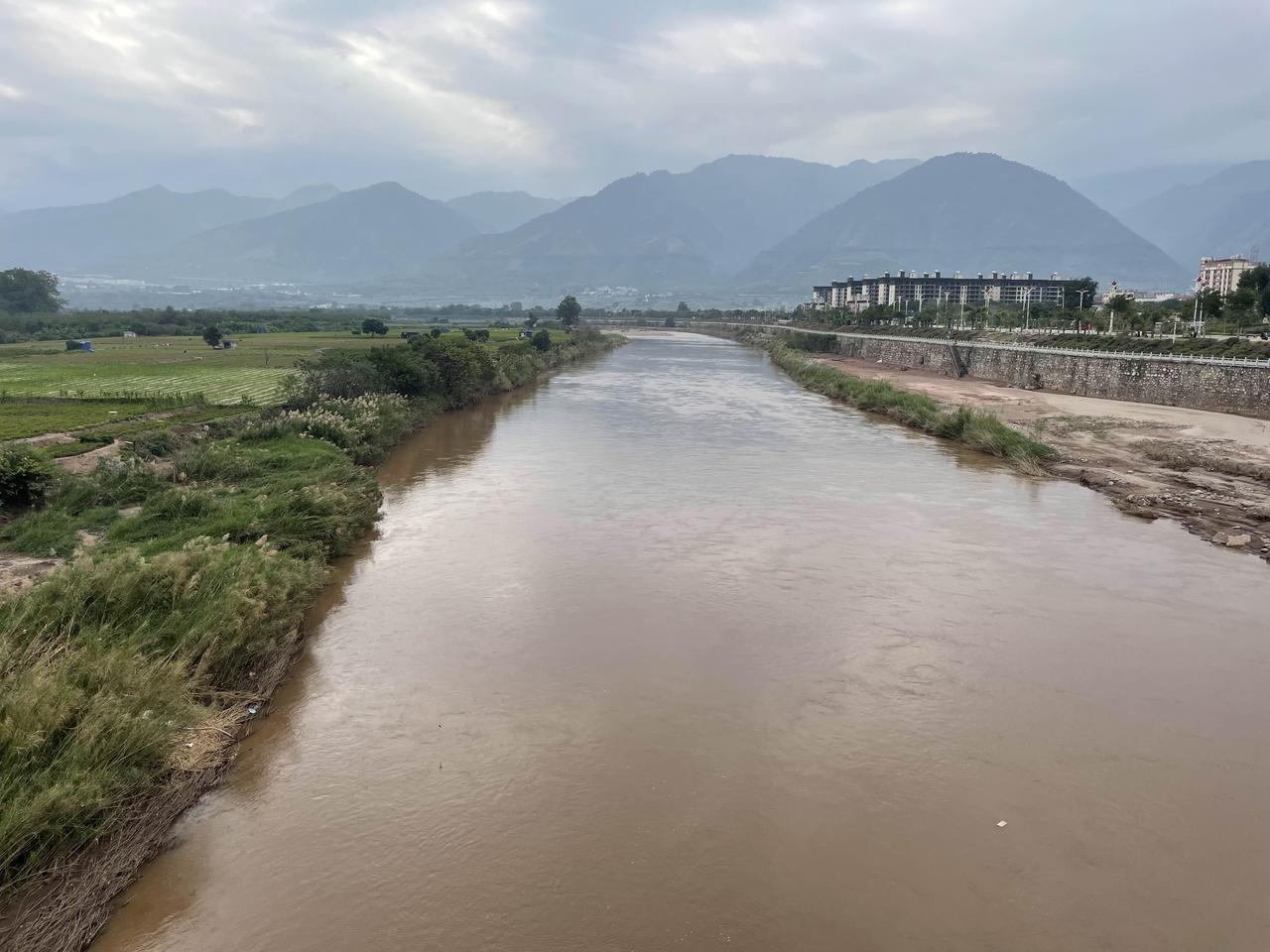 在河道里如果有建筑，一定是违建。包括农田，一定是违法的。因为国家有相关法律//@