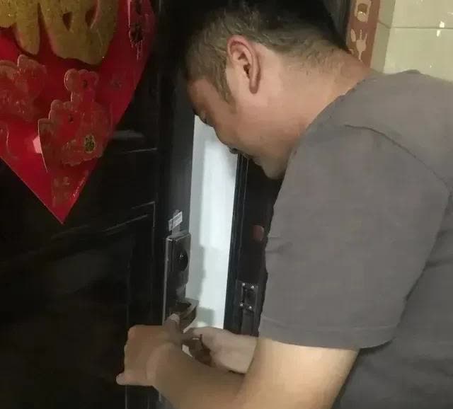 山东，一名女子晚上正在睡觉的时候，突然听到家门的门锁上传来开锁的声音，她感到很害