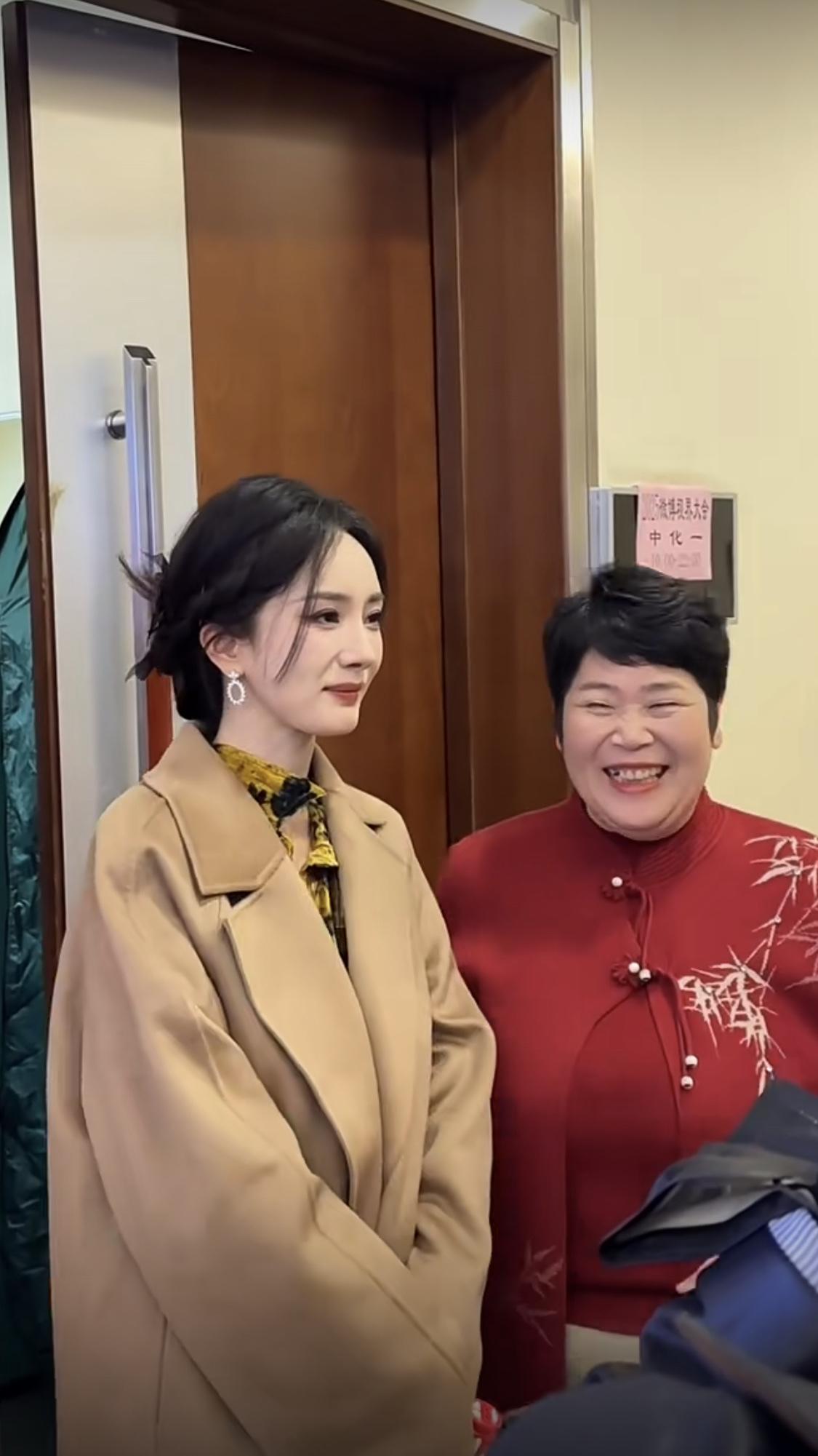 爱看《脱口秀》的杨幂在后台遇到了说脱口秀的房主任。房主任很激动，让工作人员录