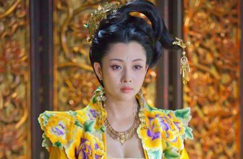 元和年间，唐宪宗趁郭贵妃外出，偷偷宠幸了其宫女郑氏。他伸手挑起郑氏下巴：“听闻相