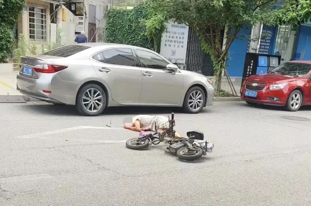 温州桥头一男子躺在地上一动不动！报警后，诡异的事发生了...网友爆料，7