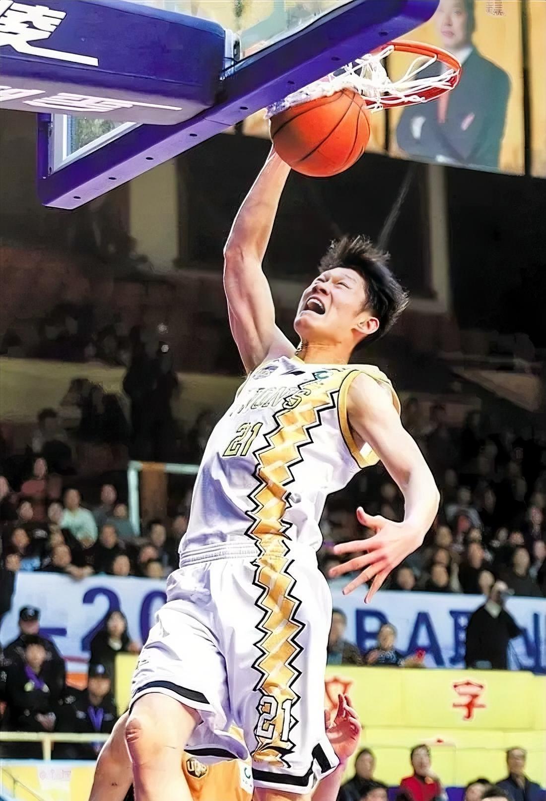 得内线者得天下！男篮世界杯预选赛亚洲中锋表现分档：第一档：胡金秋（中国）弗