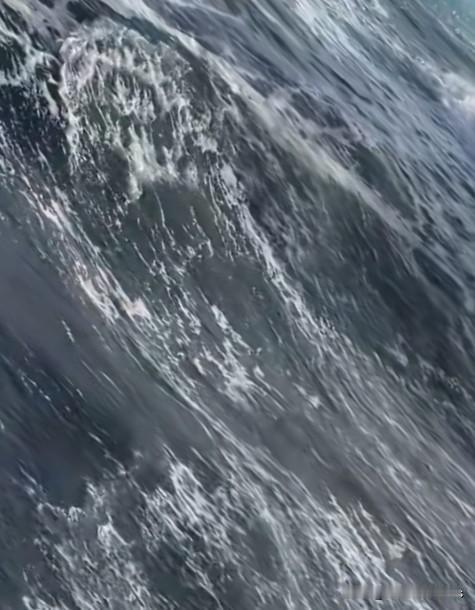 水里的人像抓救命稻草”:珠江口撞船事故,揭开了“水上盲区”的残酷真相。10