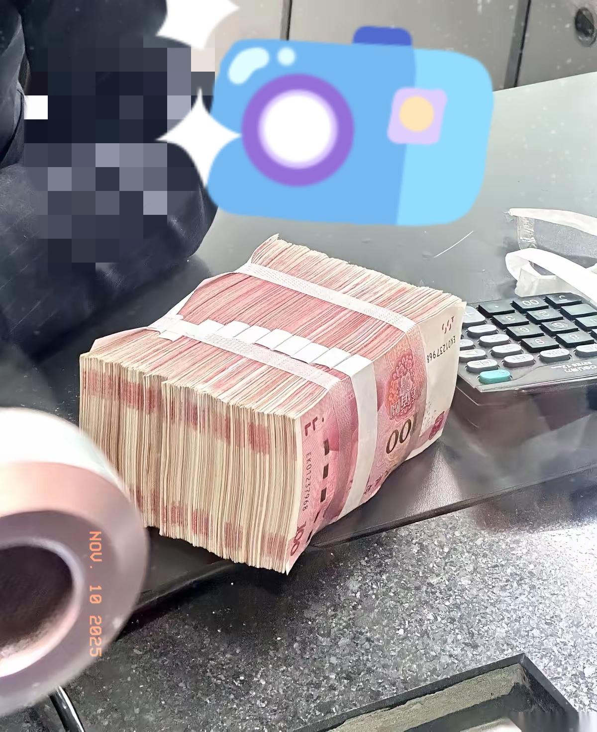 一个老大爷取30万，柜员问他取这么多干啥？老爷子直接拍桌子：我花啊！不花等死了