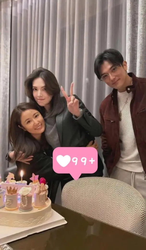 林心如迎来49岁生日，邱泽、许玮甯等圈内好友亲自到场庆祝，现场布置温馨简约。