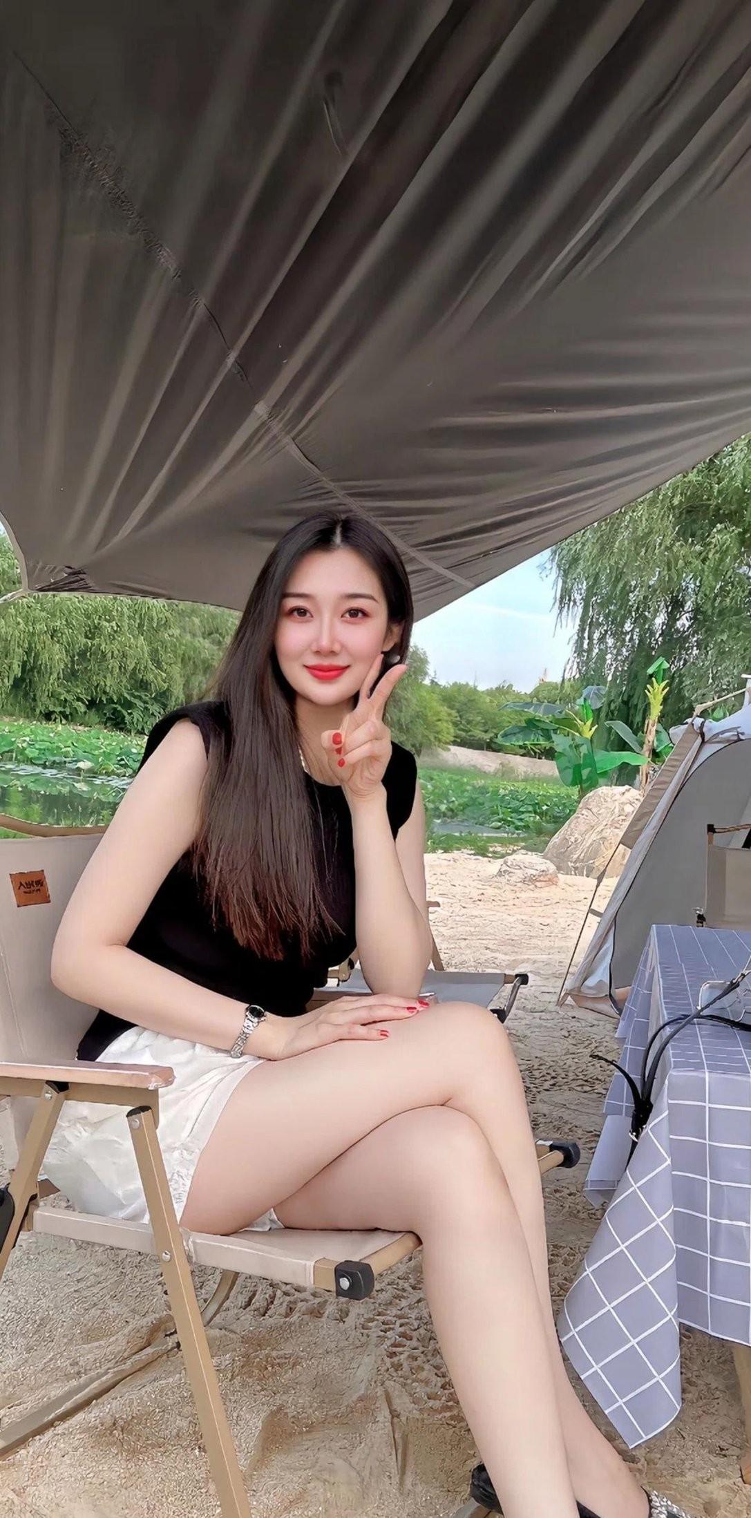 黑色半袖配才是短裤即显气质又显身材苗条。再精致的女人也需要精美的服饰来点缀。休闲