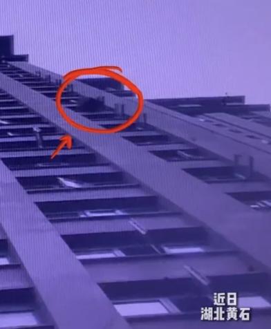 近日，湖北省黄石市某居民小区发生一起严重高空抛物事件，一把重约11公斤的皮椅从1